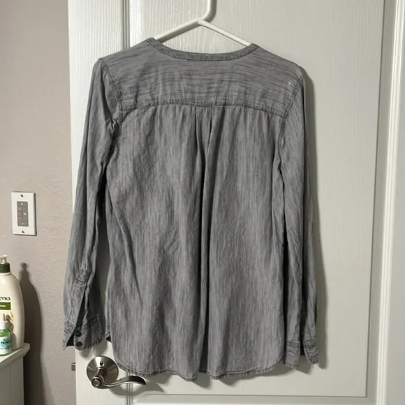 Never Worn! Very Cute! Loft Button Down Grey Shirt, Size Small. - Picture 4 of 5